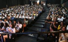 Foto de la galería: Los alumnos de los 5° de la Madre de la Misericordia con felicidad y nostalgia recibieron sus diplomas 