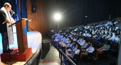 Foto de la galería: Los alumnos de los 5° de la Madre de la Misericordia con felicidad y nostalgia recibieron sus diplomas 