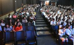 Foto de la galería: Los alumnos de los 5° de la Madre de la Misericordia con felicidad y nostalgia recibieron sus diplomas 