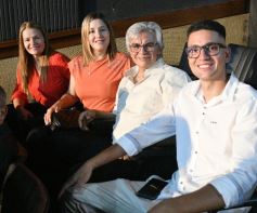 Foto de la galería: Los alumnos de los 5° de la Madre de la Misericordia con felicidad y nostalgia recibieron sus diplomas 