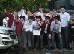 Foto de la galería: Los alumnos de los 5° de la Madre de la Misericordia con felicidad y nostalgia recibieron sus diplomas 