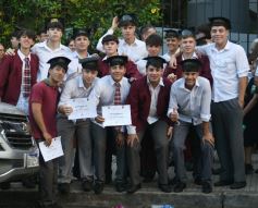 Foto de la galería: Los alumnos de los 5° de la Madre de la Misericordia con felicidad y nostalgia recibieron sus diplomas 