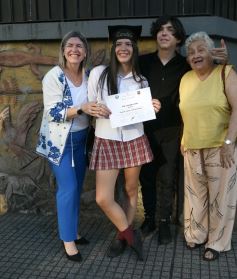 Foto de la galería: Los alumnos de los 5° de la Madre de la Misericordia con felicidad y nostalgia recibieron sus diplomas 