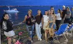 Foto de la galería: Vecinos y turistas disfrutaron del desfile de embarcaciones iluminadas en la Costanera 