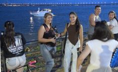 Foto de la galería: Vecinos y turistas disfrutaron del desfile de embarcaciones iluminadas en la Costanera 