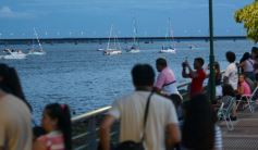 Foto de la galería: Vecinos y turistas disfrutaron del desfile de embarcaciones iluminadas en la Costanera 