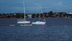 Foto de la galería: Vecinos y turistas disfrutaron del desfile de embarcaciones iluminadas en la Costanera 