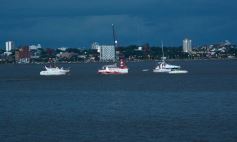 Foto de la galería: Vecinos y turistas disfrutaron del desfile de embarcaciones iluminadas en la Costanera 