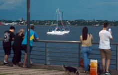 Foto de la galería: Vecinos y turistas disfrutaron del desfile de embarcaciones iluminadas en la Costanera 