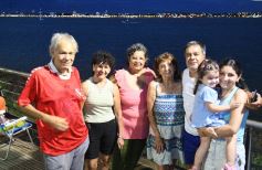 Foto de la galería: Vecinos y turistas disfrutaron del desfile de embarcaciones iluminadas en la Costanera 