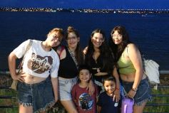 Foto de la galería: Vecinos y turistas disfrutaron del desfile de embarcaciones iluminadas en la Costanera 