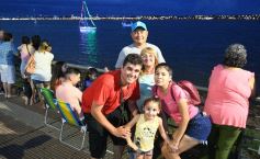 Foto de la galería: Vecinos y turistas disfrutaron del desfile de embarcaciones iluminadas en la Costanera 