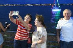 Foto de la galería: Vecinos y turistas disfrutaron del desfile de embarcaciones iluminadas en la Costanera 