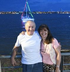 Foto de la galería: Vecinos y turistas disfrutaron del desfile de embarcaciones iluminadas en la Costanera 