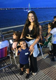 Foto de la galería: Vecinos y turistas disfrutaron del desfile de embarcaciones iluminadas en la Costanera 