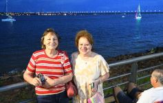 Foto de la galería: Vecinos y turistas disfrutaron del desfile de embarcaciones iluminadas en la Costanera 