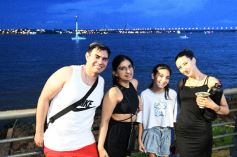 Foto de la galería: Vecinos y turistas disfrutaron del desfile de embarcaciones iluminadas en la Costanera 