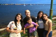 Foto de la galería: Vecinos y turistas disfrutaron del desfile de embarcaciones iluminadas en la Costanera 