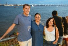 Foto de la galería: Vecinos y turistas disfrutaron del desfile de embarcaciones iluminadas en la Costanera 