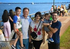 Foto de la galería: Vecinos y turistas disfrutaron del desfile de embarcaciones iluminadas en la Costanera 