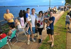 Foto de la galería: Vecinos y turistas disfrutaron del desfile de embarcaciones iluminadas en la Costanera 