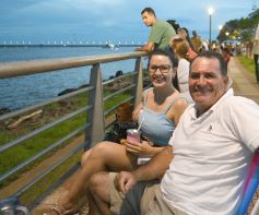 Foto de la galería: Vecinos y turistas disfrutaron del desfile de embarcaciones iluminadas en la Costanera 