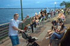 Foto de la galería: Vecinos y turistas disfrutaron del desfile de embarcaciones iluminadas en la Costanera 