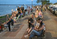 Foto de la galería: Vecinos y turistas disfrutaron del desfile de embarcaciones iluminadas en la Costanera 