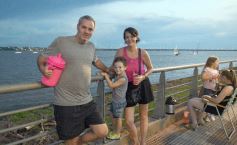 Foto de la galería: Vecinos y turistas disfrutaron del desfile de embarcaciones iluminadas en la Costanera 