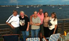 Foto de la galería: Vecinos y turistas disfrutaron del desfile de embarcaciones iluminadas en la Costanera 