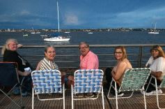 Foto de la galería: Vecinos y turistas disfrutaron del desfile de embarcaciones iluminadas en la Costanera 