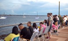 Foto de la galería: Vecinos y turistas disfrutaron del desfile de embarcaciones iluminadas en la Costanera 