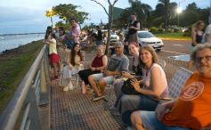 Foto de la galería: Vecinos y turistas disfrutaron del desfile de embarcaciones iluminadas en la Costanera 