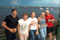 Foto de la galería: Vecinos y turistas disfrutaron del desfile de embarcaciones iluminadas en la Costanera 