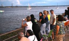 Foto de la galería: Vecinos y turistas disfrutaron del desfile de embarcaciones iluminadas en la Costanera 