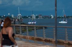 Foto de la galería: Vecinos y turistas disfrutaron del desfile de embarcaciones iluminadas en la Costanera 