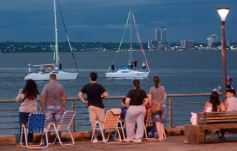 Foto de la galería: Vecinos y turistas disfrutaron del desfile de embarcaciones iluminadas en la Costanera 