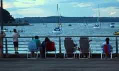 Foto de la galería: Vecinos y turistas disfrutaron del desfile de embarcaciones iluminadas en la Costanera 
