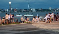 Foto de la galería: Vecinos y turistas disfrutaron del desfile de embarcaciones iluminadas en la Costanera 