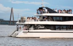 Foto de la galería: Vecinos y turistas disfrutaron del desfile de embarcaciones iluminadas en la Costanera 