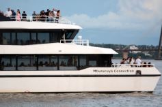 Foto de la galería: Vecinos y turistas disfrutaron del desfile de embarcaciones iluminadas en la Costanera 