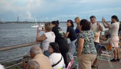 Foto de la galería: Vecinos y turistas disfrutaron del desfile de embarcaciones iluminadas en la Costanera 