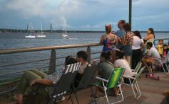 Foto de la galería: Vecinos y turistas disfrutaron del desfile de embarcaciones iluminadas en la Costanera 