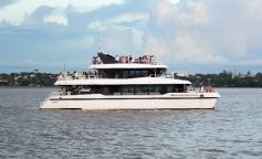 Foto de la galería: Vecinos y turistas disfrutaron del desfile de embarcaciones iluminadas en la Costanera 