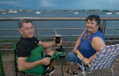 Foto de la galería: Vecinos y turistas disfrutaron del desfile de embarcaciones iluminadas en la Costanera 