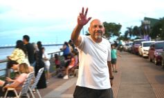 Foto de la galería: Vecinos y turistas disfrutaron del desfile de embarcaciones iluminadas en la Costanera 