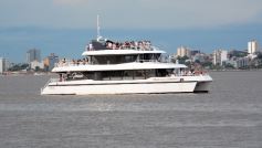 Foto de la galería: Vecinos y turistas disfrutaron del desfile de embarcaciones iluminadas en la Costanera 