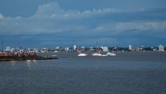 Foto de la galería: Vecinos y turistas disfrutaron del desfile de embarcaciones iluminadas en la Costanera 