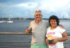 Foto de la galería: Vecinos y turistas disfrutaron del desfile de embarcaciones iluminadas en la Costanera 