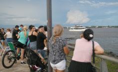 Foto de la galería: Vecinos y turistas disfrutaron del desfile de embarcaciones iluminadas en la Costanera 